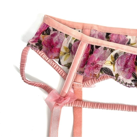 Floral Embroidered, Bows, Button Closure Garter Belt NWOT - Picture 3 of 12